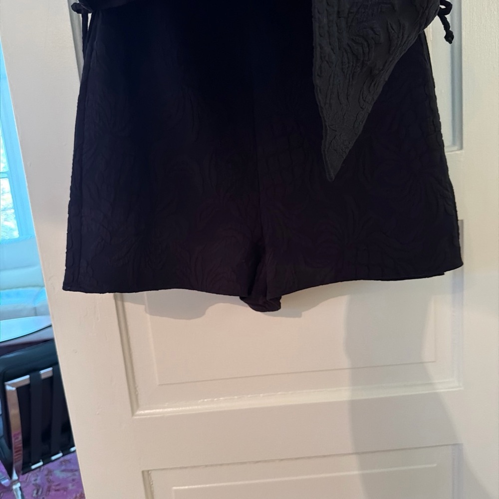 Lilly Pulitzer Black Emeline Romper. Sleeves can be worn on/off the shoulders - Picture 4 of 4